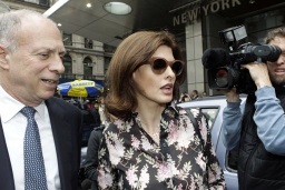 Linda Evangelista a la salida de la corte